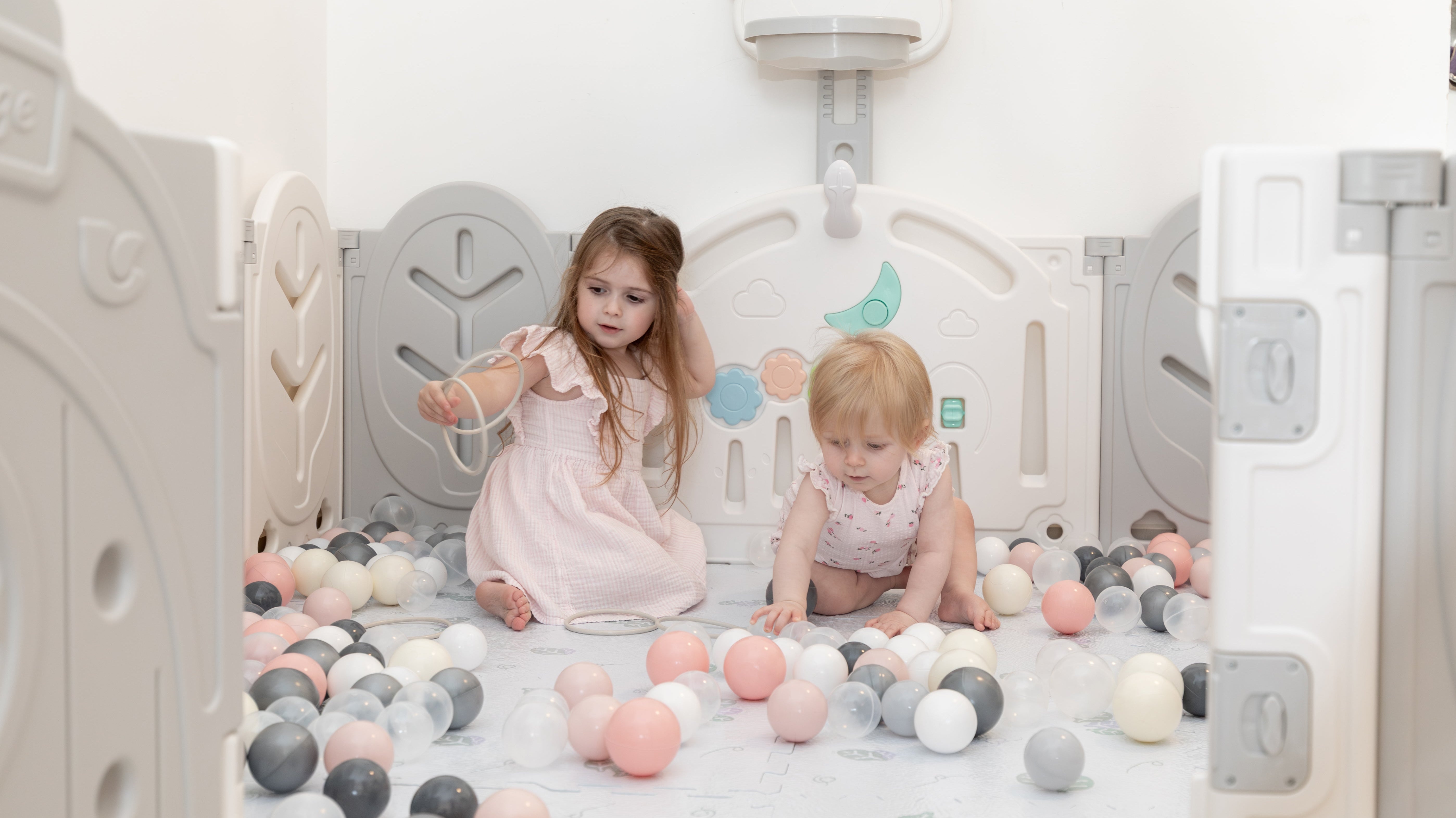 תינוקות משחקים בתוך גדר פעילות BabyFence