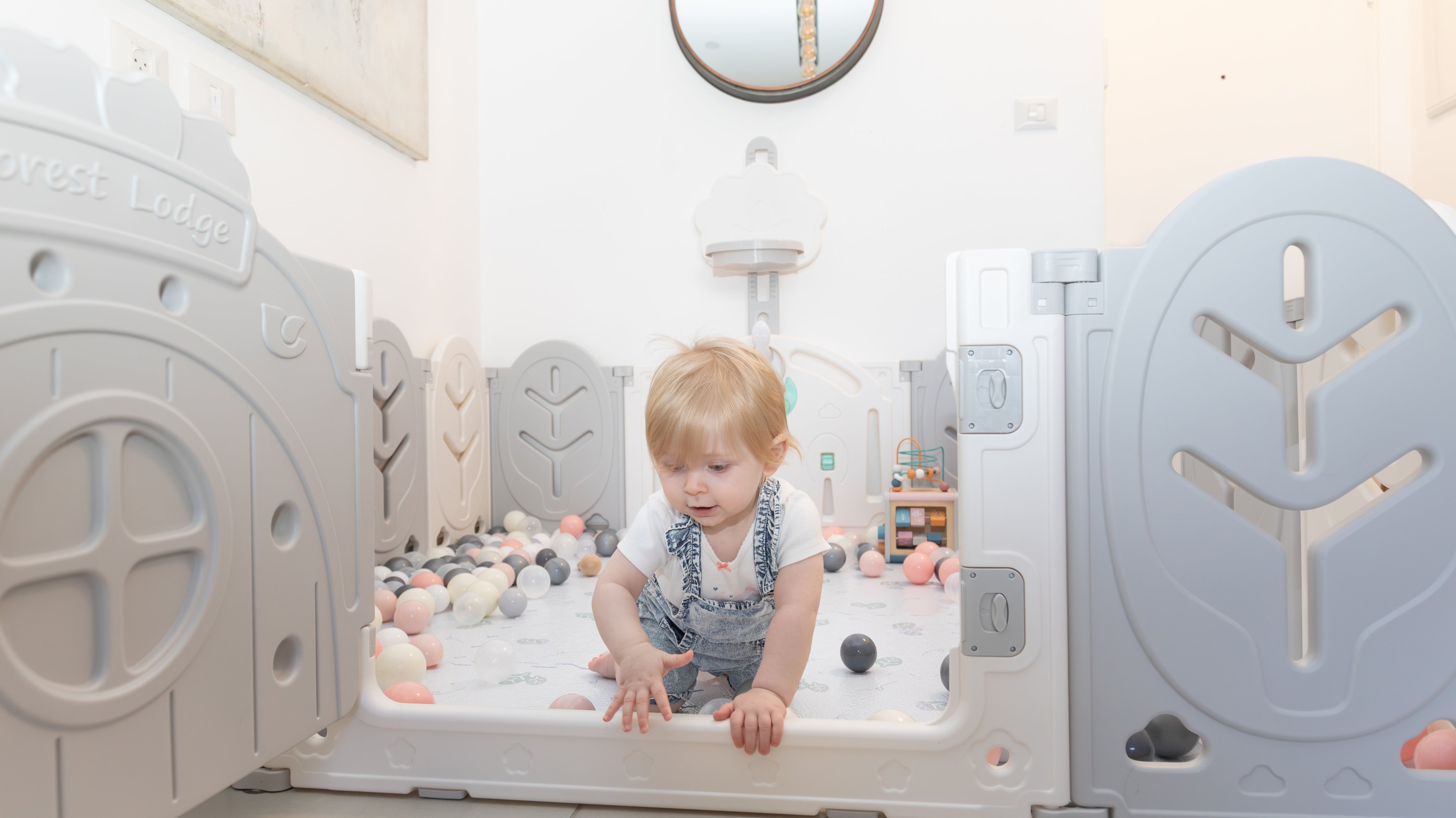 תינוק זוחל בתוך גדר פעילות BABYFENCE