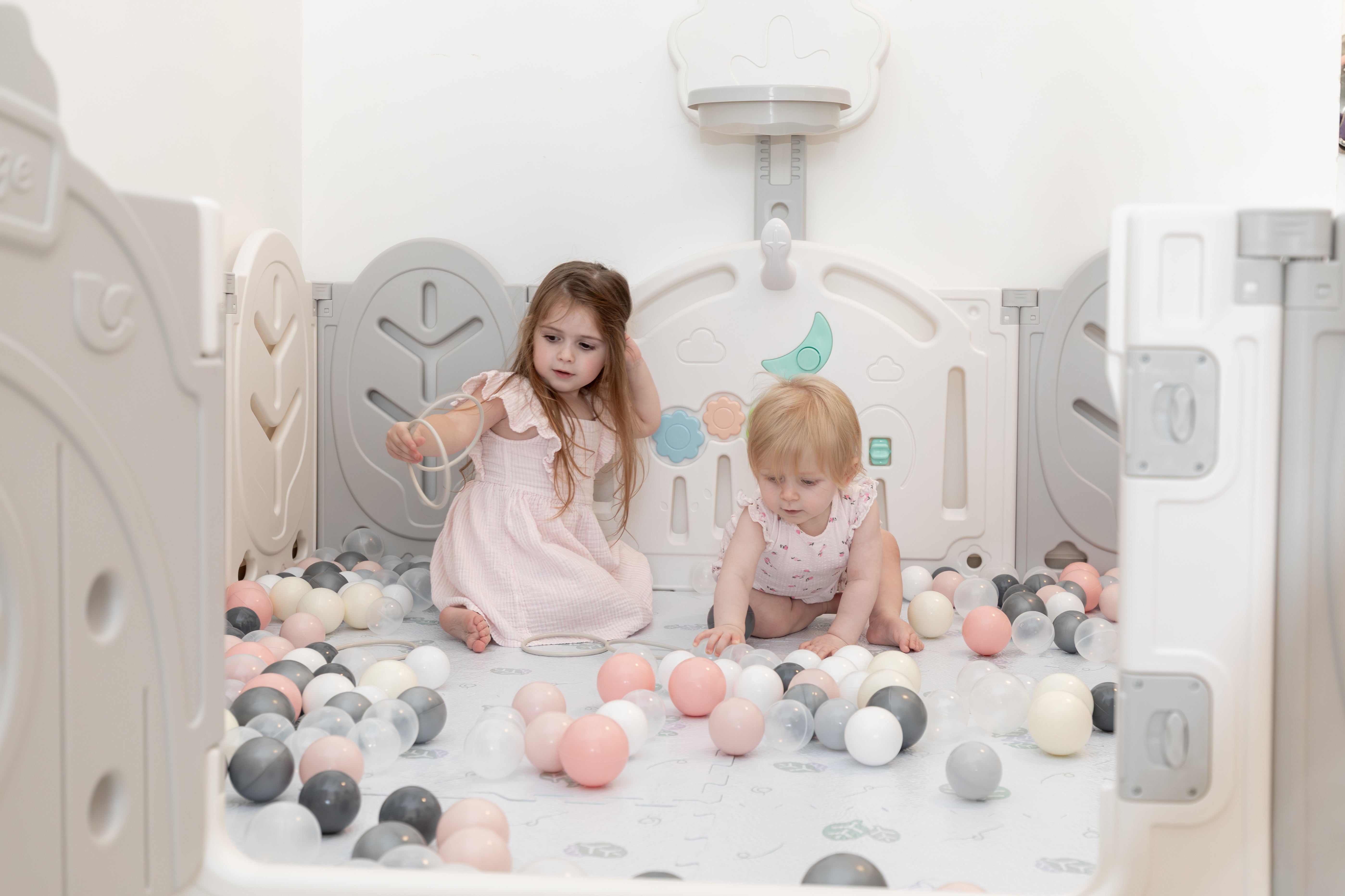 תינוקות משחקים בתוך גדר פעילות BabyFence