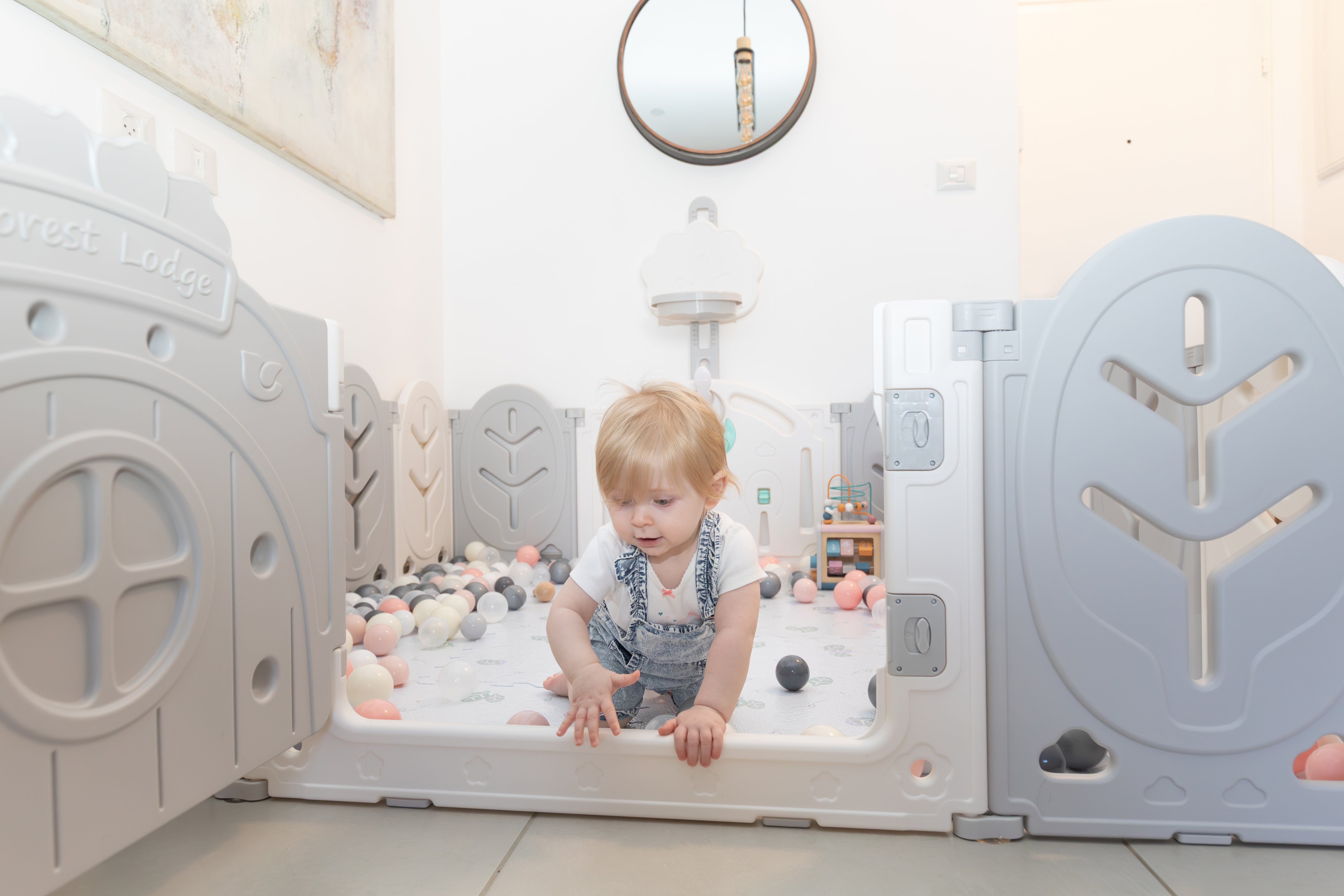 תינוק זוחל בתוך גדר פעילות BABYFENCE