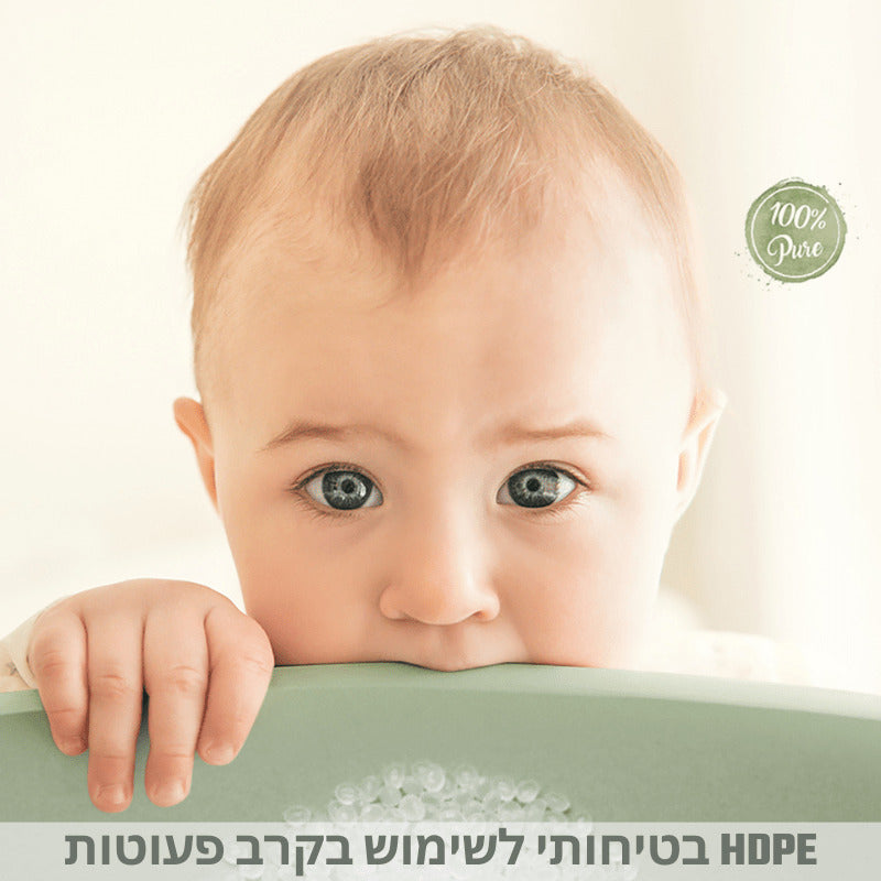 פעוט נהנה בגדר הפעילות